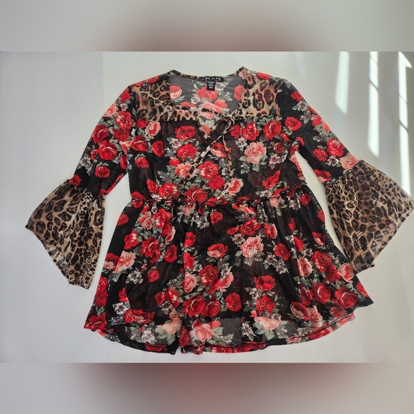 Como Black Tops - Relisted ‐------------ Como Black Sheer V Neck Roses And Leopard Small 19in P2P